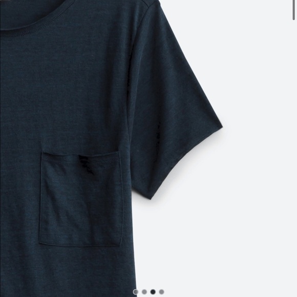 Super cute top 🌸bundle with other items and save!! - Picture 2 of 4